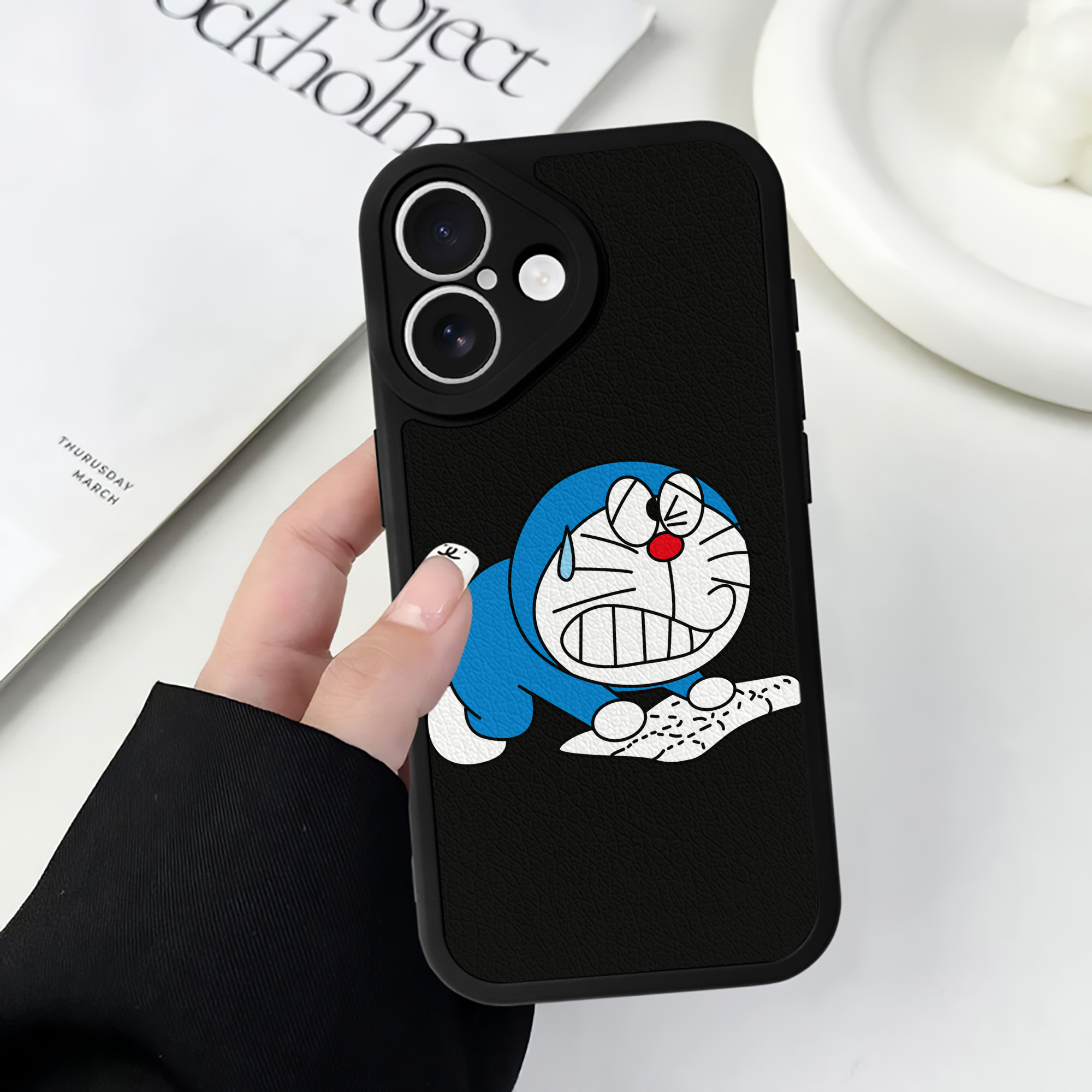 （画像用） ドラえもん Doraemon 【iPhone 16シリーズ対応】シリコンスマホケース（レザー調） 材質：シリコン